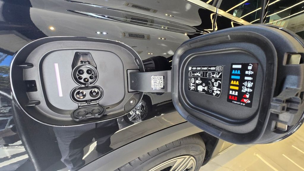 벤츠 EQS SUV 콤보 충전구